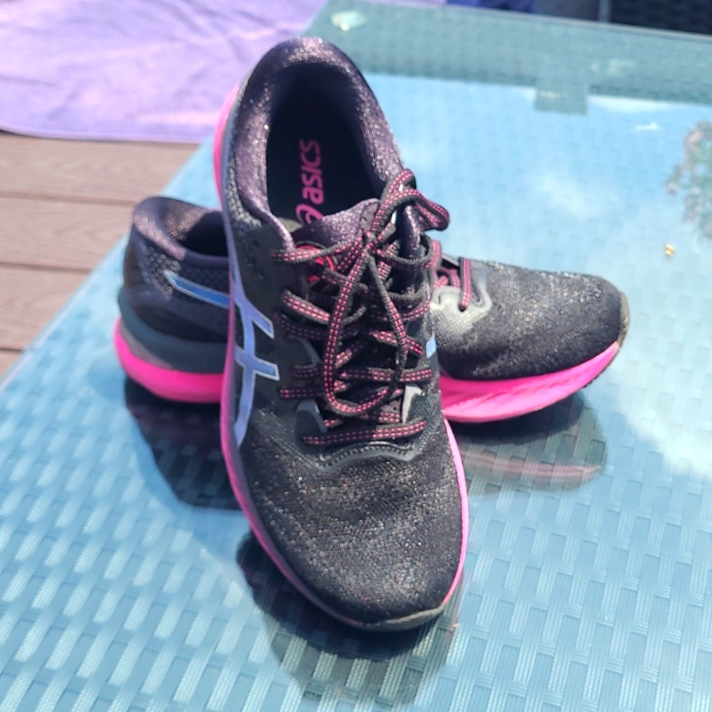 ASICS Women's Gel-Nimbus 23 Running Shoes, size 8.5. Gently worn indoors